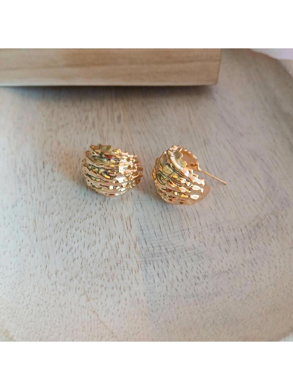 Statement chunky Gold textured hoop earrings with a boho vibe #boho #hoop